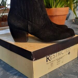 Restricted Black Heeled Boots for Women